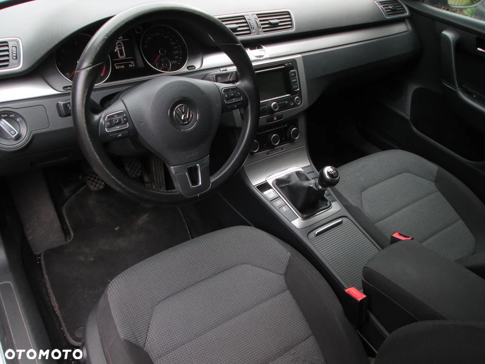Volkswagen Passat 2.0 TDI DPF BlueMotion Technology Comfortline - 14