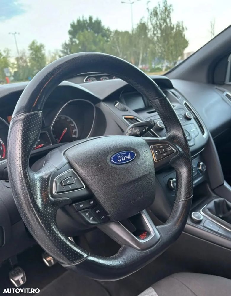 Ford Focus 2.0 Ecoboost ST - 13