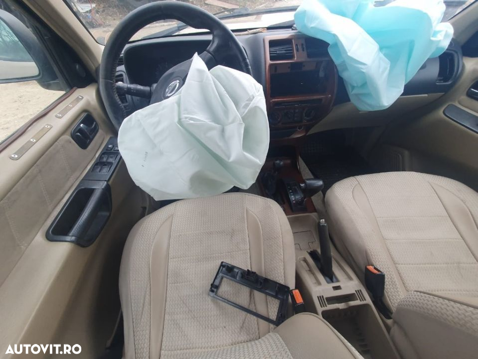 Mocheta portbagaj rulou bloc lumini maneta semnalizare Nissan Terrano 2 motor 3.0di dezmembrez - 5