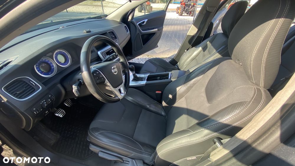 Volvo V60 D2 R-Design - 23