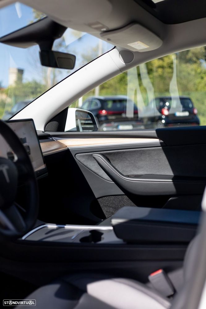 Tesla Model Y Standard RWD - 10