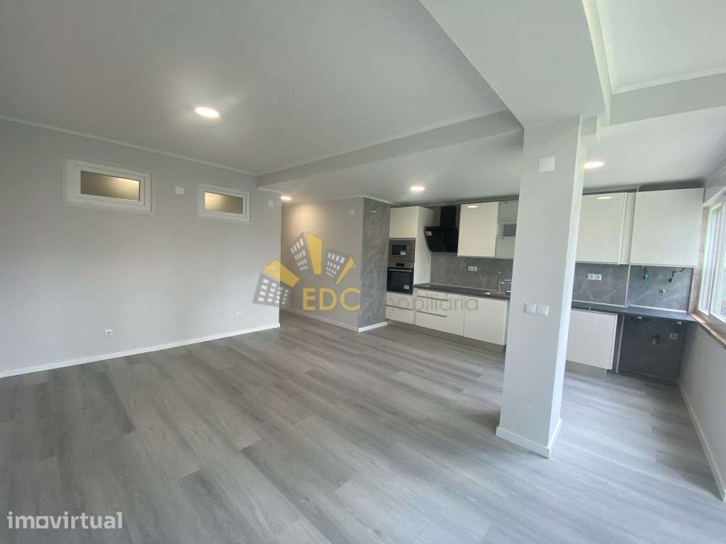 Excelente Apartamento T2 Remodelado em Oeiras com Arrecadação e 2 E... - Grande imagem: 2/28