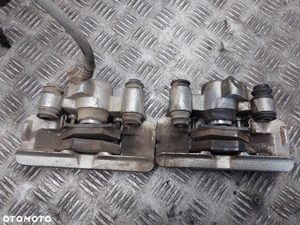 ZACISK HAMULCOWY LEWY TYŁ + PRAWY TYŁ TOYOTA YARIS I - 2