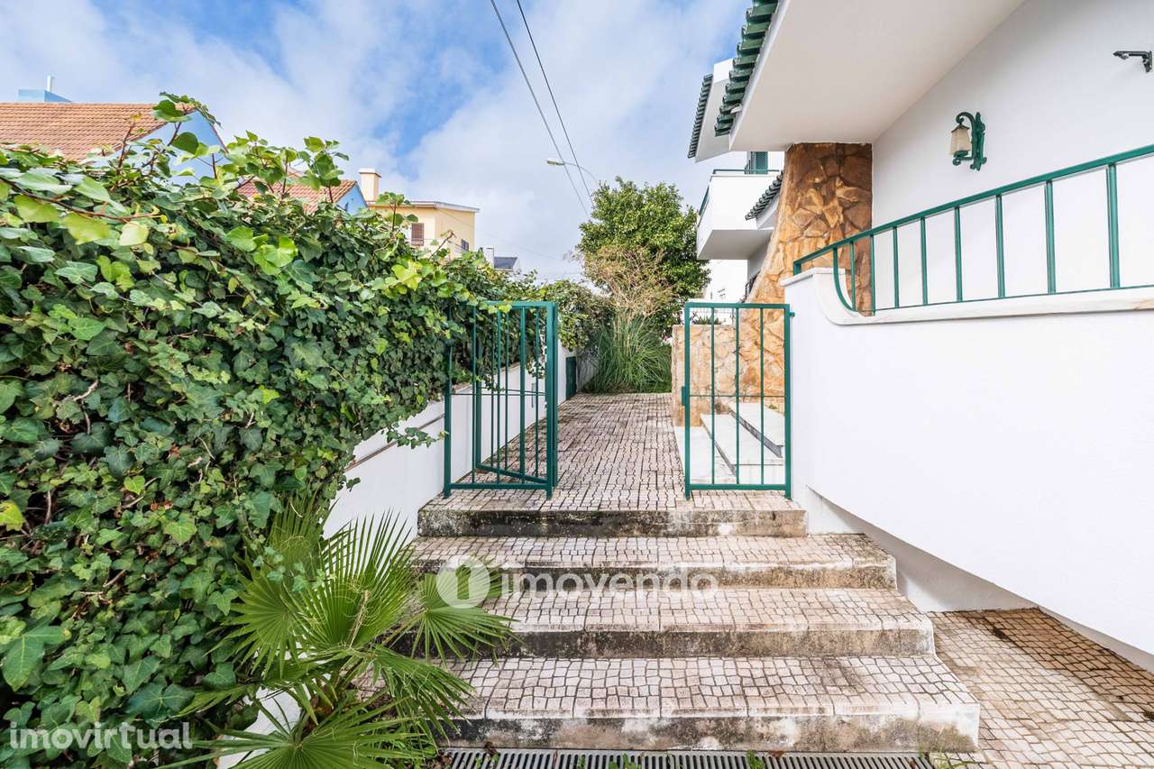 Moradia T7 exclusiva, com áreas amplas, garagem e jardim, em Queijas - Grande imagem: 2/60