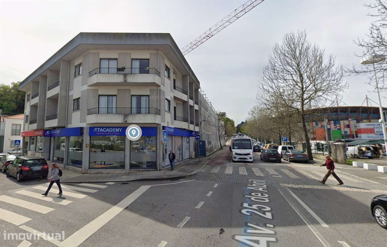 Prédio Comercial com Grandes Áreas – Rua de S. Tiago nº 1, Leiria - Grande imagem: 3/16
