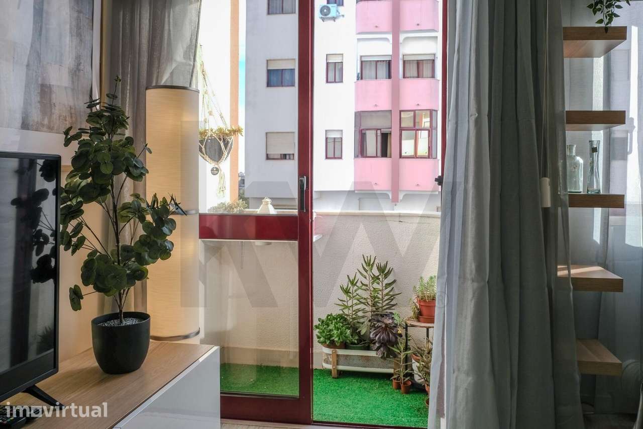 Apartamento T2 Renovado com Arrumos - Grande imagem: 4/26