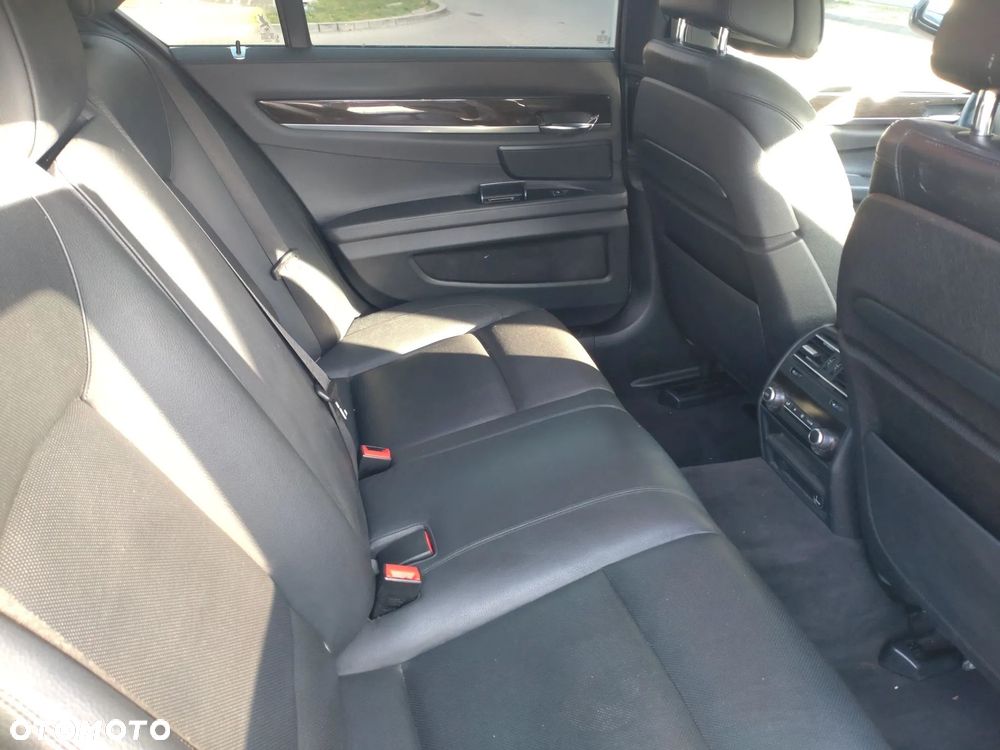 BMW Seria 7 740i - 11