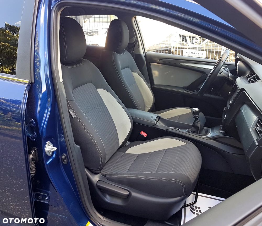 Toyota Avensis Touring Sports 1.8 Team Deutschland - 13