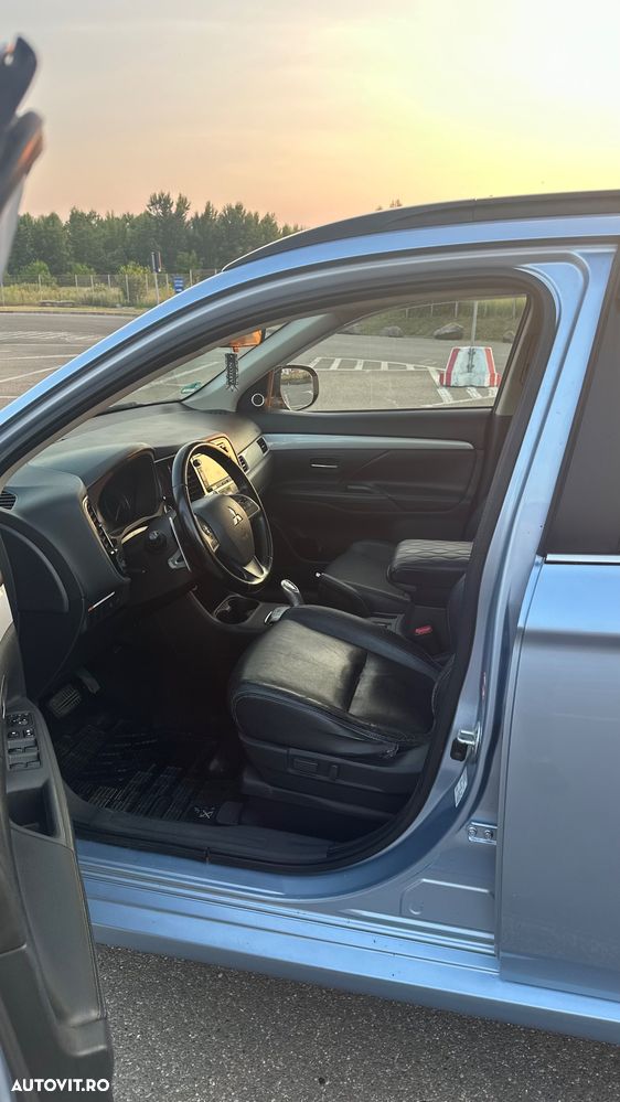 Mitsubishi Outlander - 11