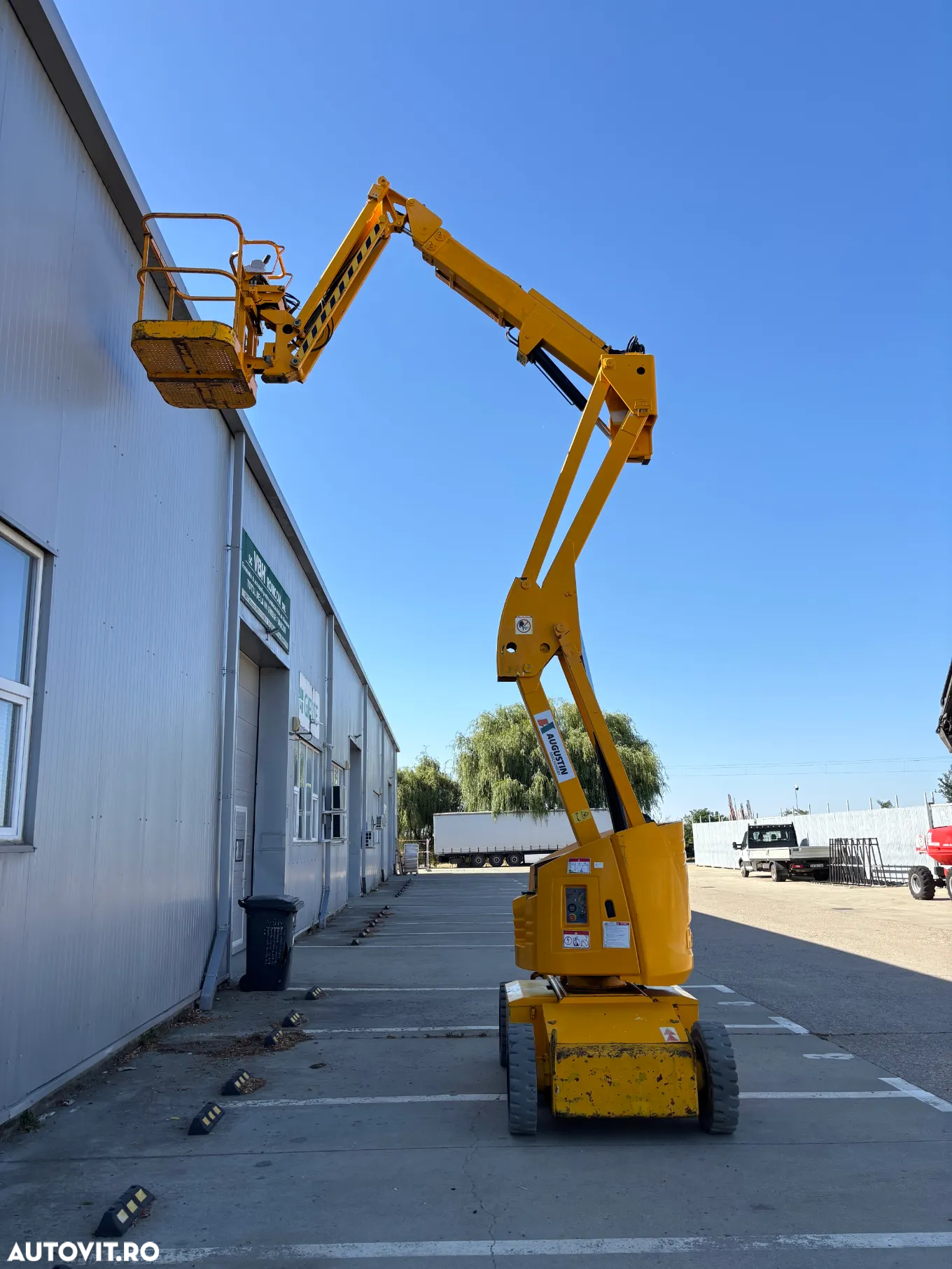 Inchiriere nacela cu brat articulat - 4