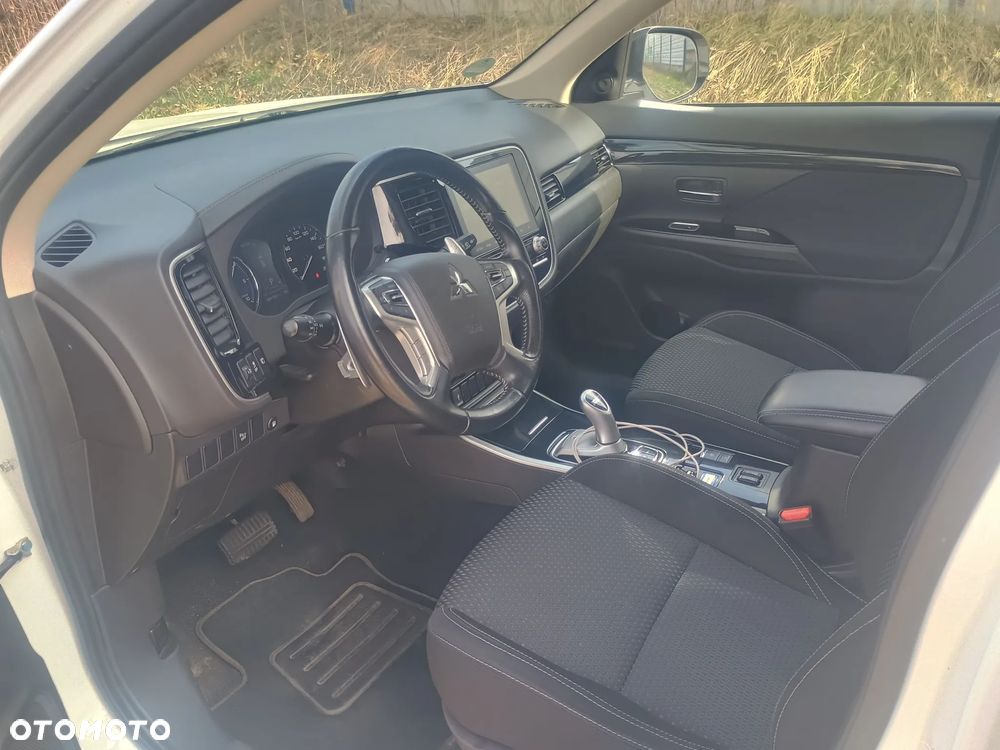 Mitsubishi Outlander - 13
