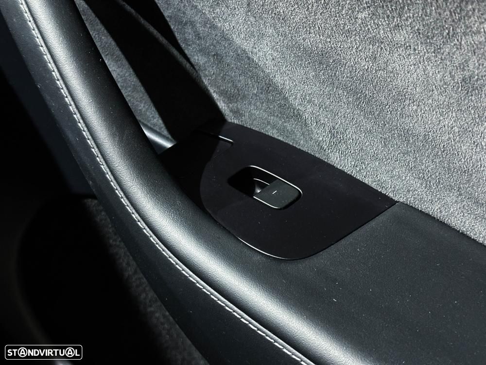 Tesla Model Y Long Range Dual Motor AWD - 32