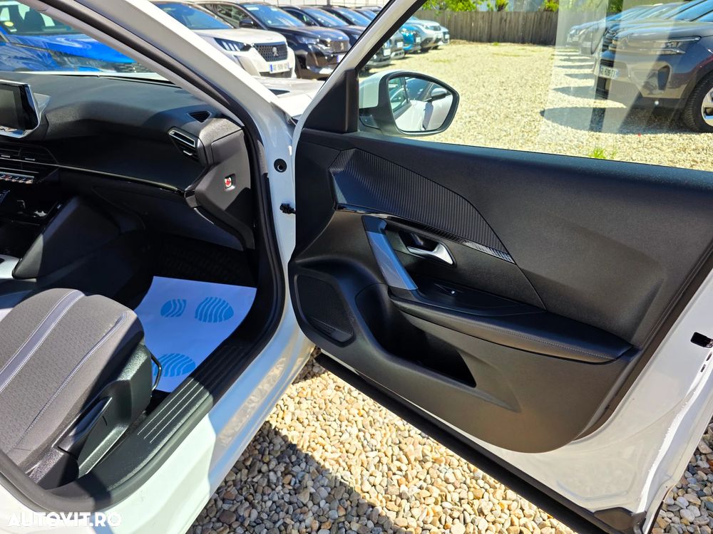 Peugeot 2008 PureTech 130 EAT8 GT - 14