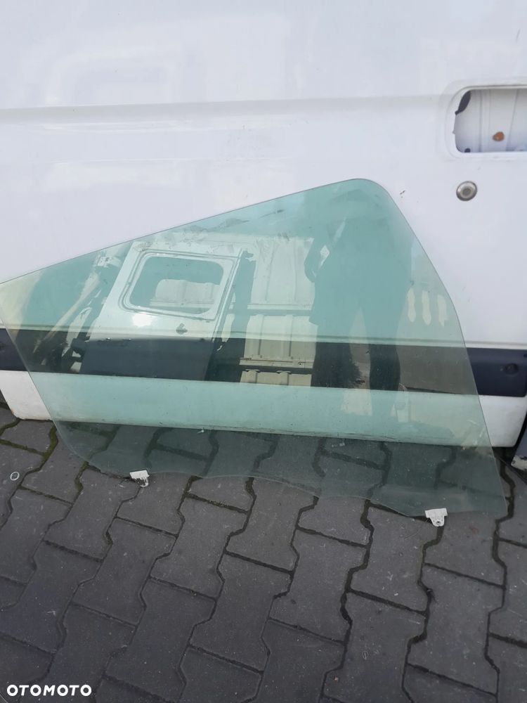 Szyba prawych drzwi Nissan Cabstar - 1