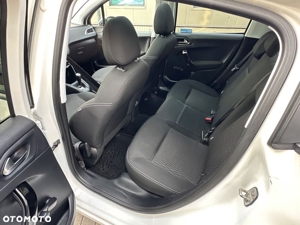 Peugeot 208 - 8