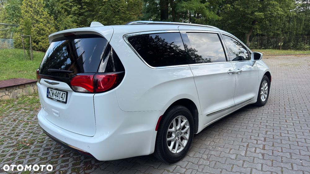 Chrysler Pacifica - 12