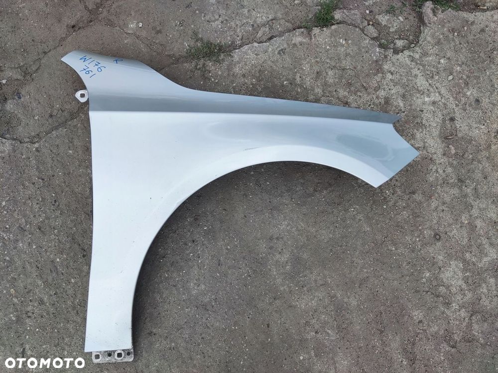 MERCEDES A KLASA W176 BŁOTNIK PRAWY PRZEDNI PRZÓD 761