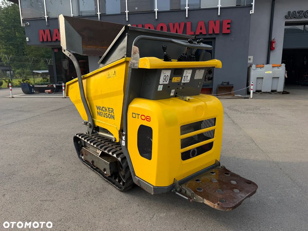 Wacker Neuson DT08 Diesel! Wozidło Samo-załadowcze 1 tona ładowność.  silnik YANMAR Kiprowanie i załadunek  własny HYDRAULICZNY. Wywrotka do specjalistycznych zadań. Bardzo mała wielkościowo a szybka i wydajna! Odpala na Kluczyk. Wywrotka sprowadzona z Norwegii z Urzędu komunalnego. Badzo zadbana maszyna bez luzów i wycieków. OKAZJA TANIO. Podest do jazdy. Perfekcyjny stan! 2017rok.  900 MTG - 3