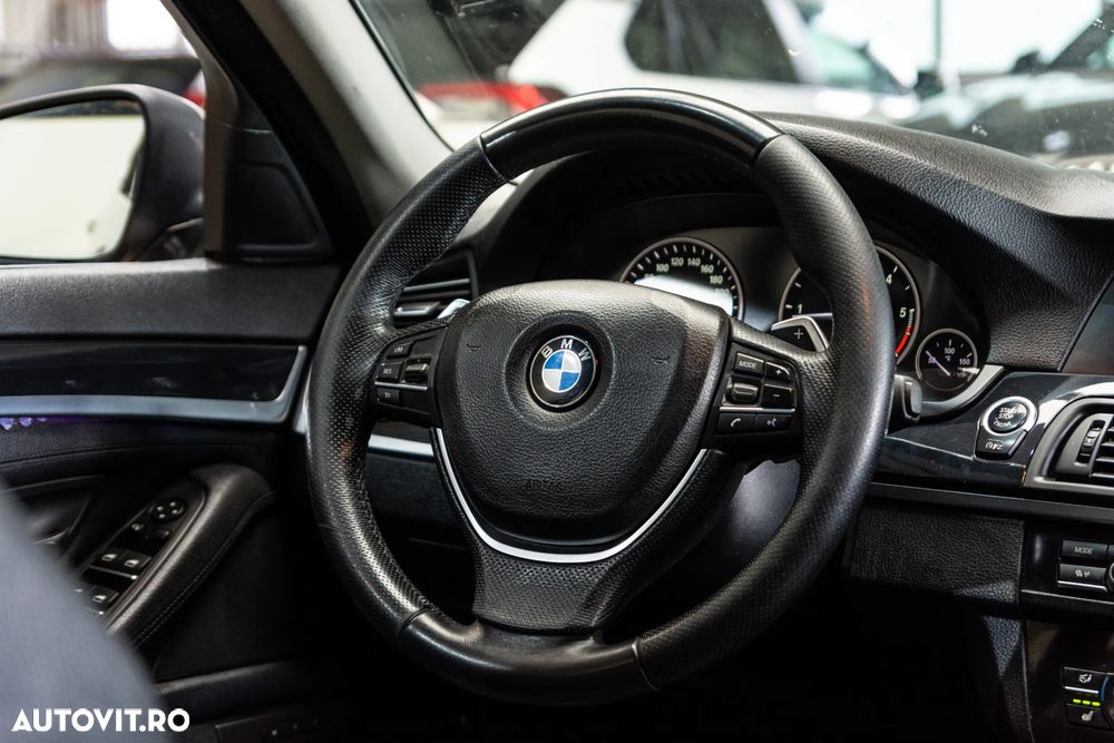 BMW Seria 5 525d xDrive - 14