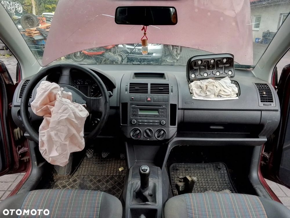 Volkswagen Polo 9N3 FL (05-09.) 1.2 B 59KM. Silnik BBM Skrzynia JHN/LVC  lakier LC3R.Cały na części. GWARANCJA !!! Przód Tył Zestaw Komplet Drzwi Klapa Zderzak Błotnik Maska Grill Atrapa Szyba Pas Lampa Lusterko Boczki Fotel Kanapa Kokpit Deska Rozdzielcza Przełącznik Włącznik Sterownik Przewody Wiązka Instalacja Moduł Komputer Czujnik Listwa Pompa Alternator Wtryski Głowica Rozrusznik Kompresor Sprzęgło Dwumas Silnik Skrzynia ABS Klimatyzacji Paliwa Wspomagania Kolektor Turbina Przepustnica Zawór Chłodnica Koło Hak Belka Sanki Zawieszenie Mcpherson Półoś Amortyzator Wydech Tłumik Zacisk Most - 11
