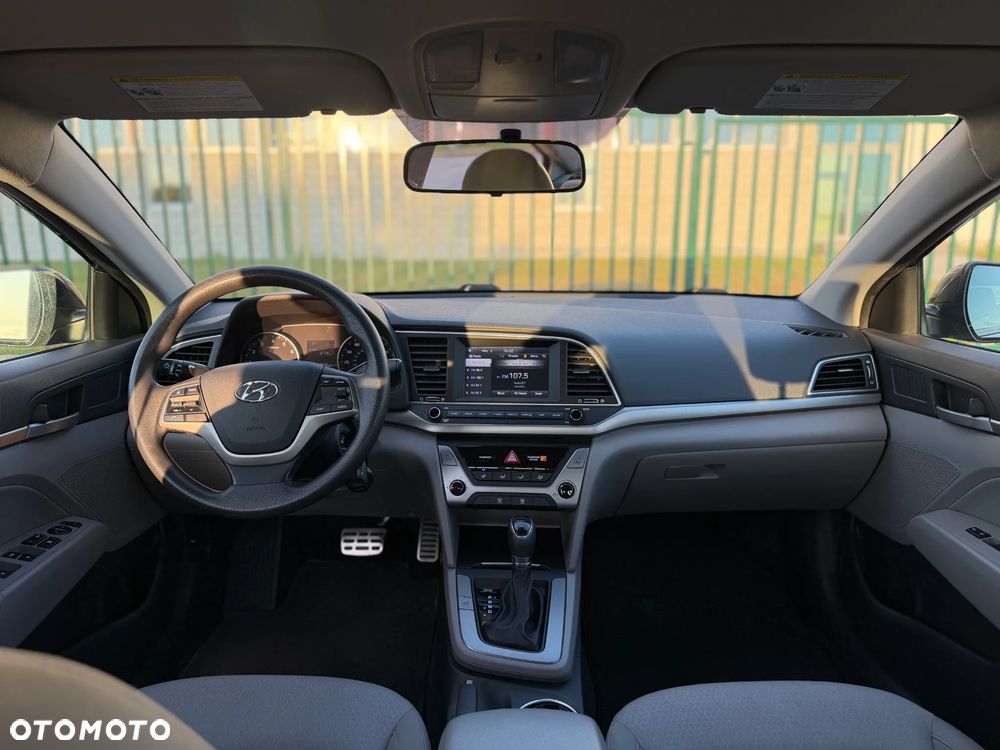 Hyundai Elantra - 38