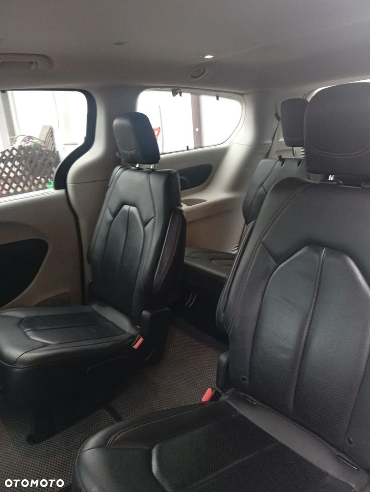 Chrysler Pacifica - 8