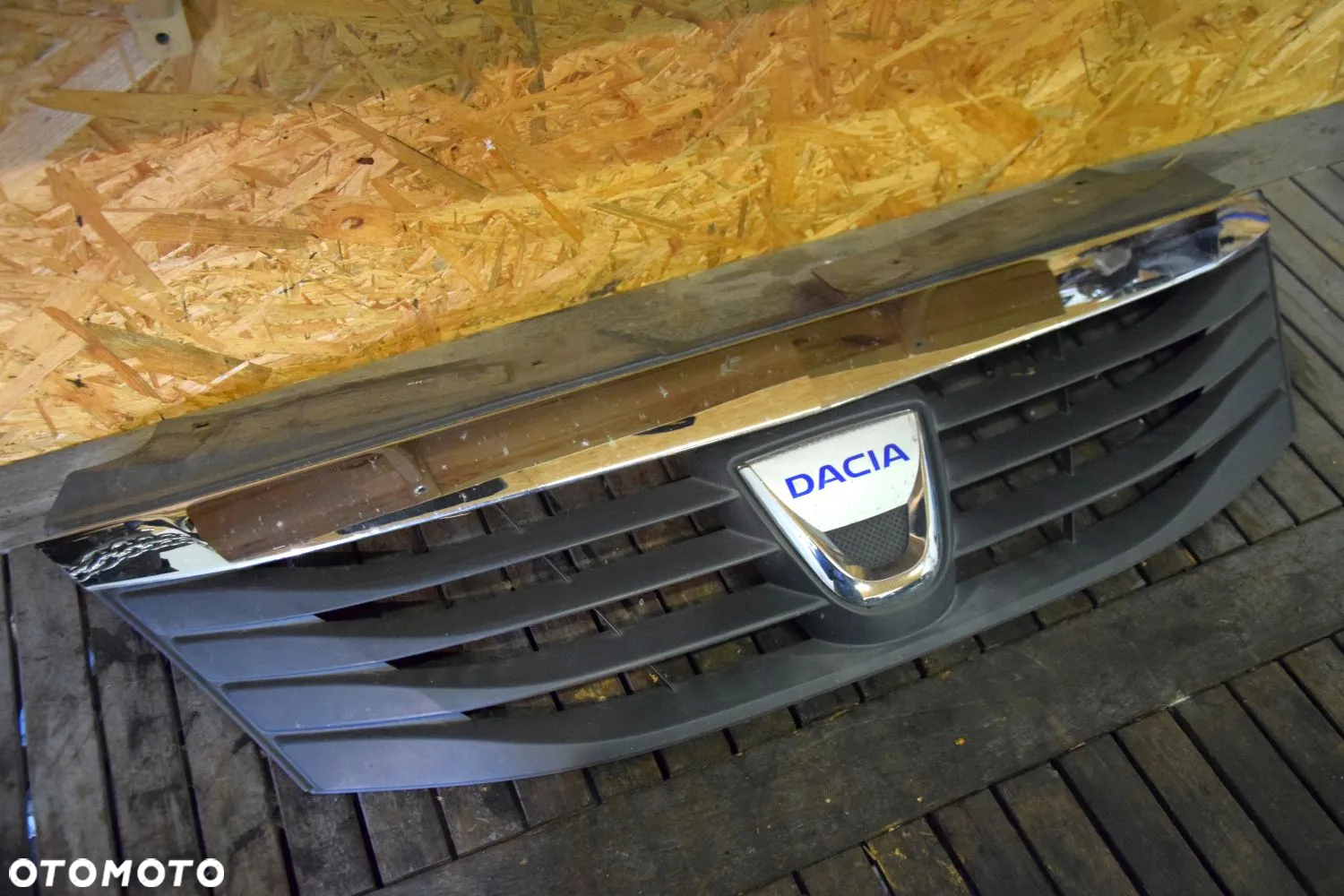 Dacia Logan I LIFT 08-12 Grill atrapa chłodnicy logo znaczek ORYGINAŁ 8200748240 - 2