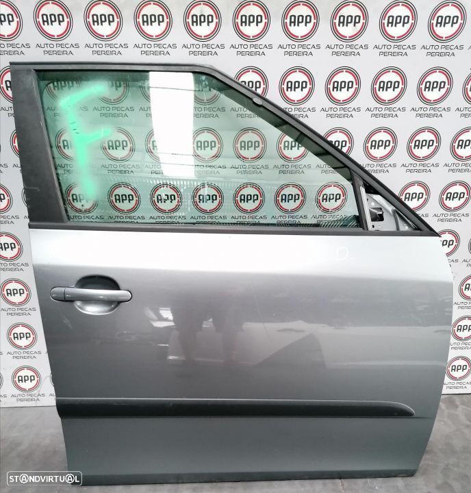 Portas Skoda Fabia de 2011 frente direita e esquerda - 1