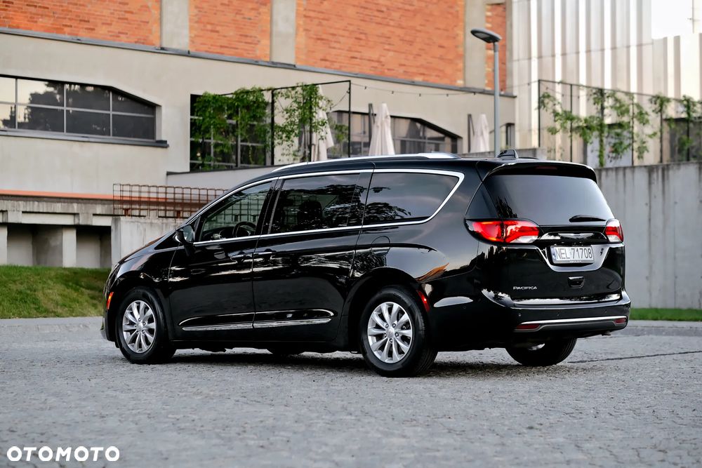Chrysler Pacifica - 3