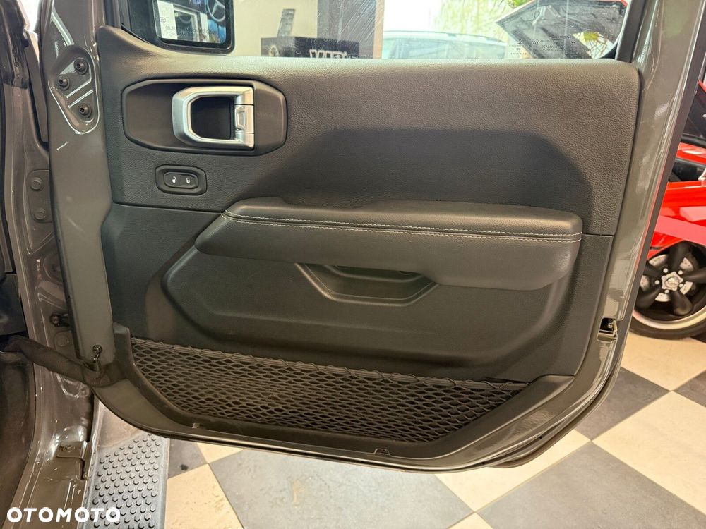 Jeep Wrangler - 16