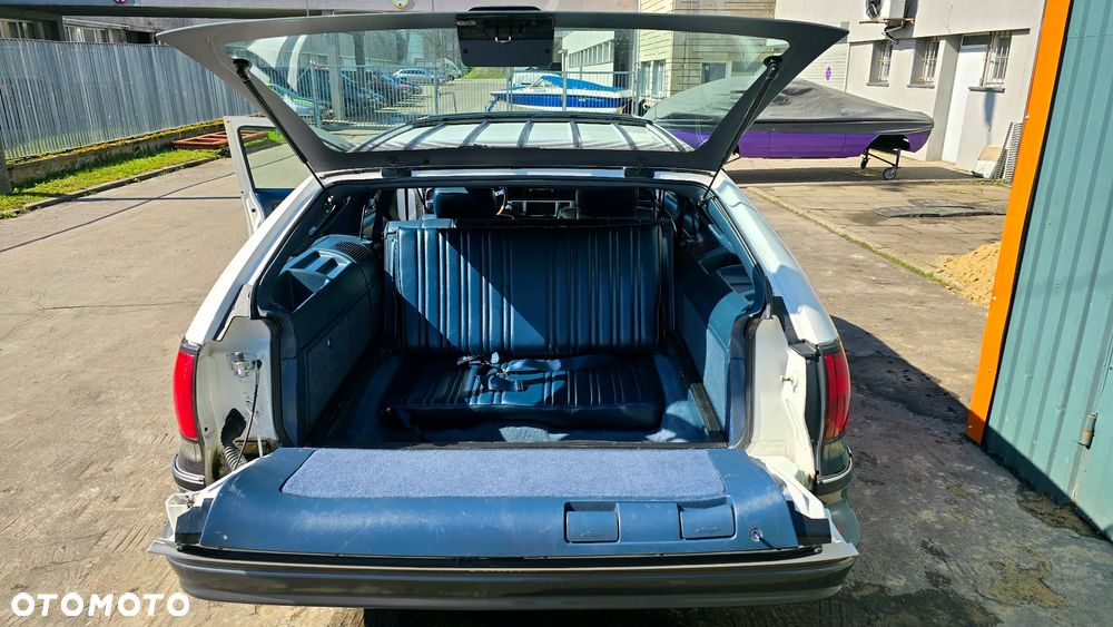 Oldsmobile Custom Cruiser - 10