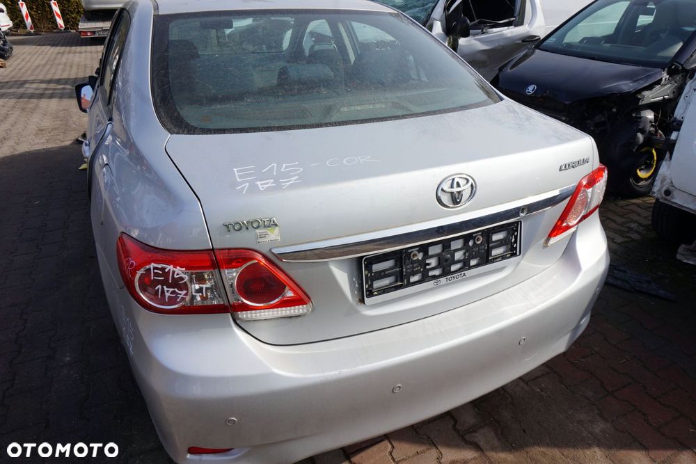 KLAPA BAGAŻNIKA TYLNA COROLLA E15 LIFT SEDAN 1F7  SREBRNY TOYOTA 2010-2013 - 3