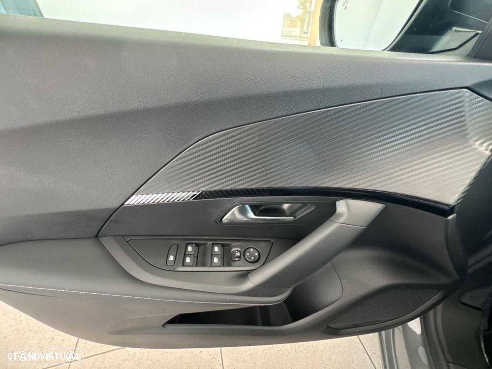 Peugeot 2008 1.2 PureTech Allure - 12