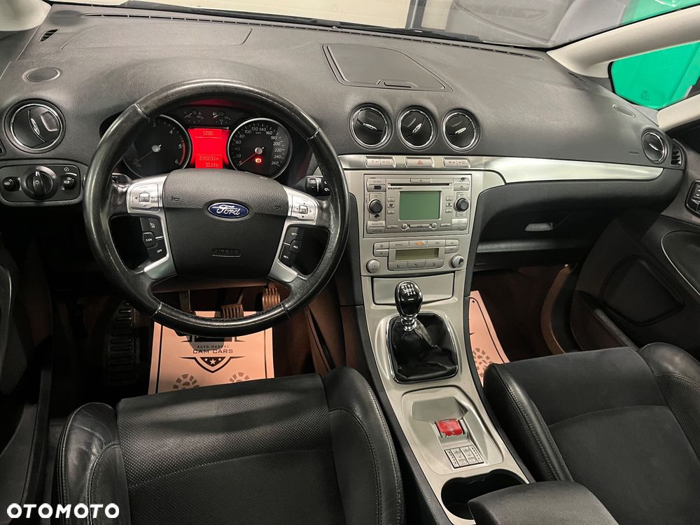 Ford S-Max - 11