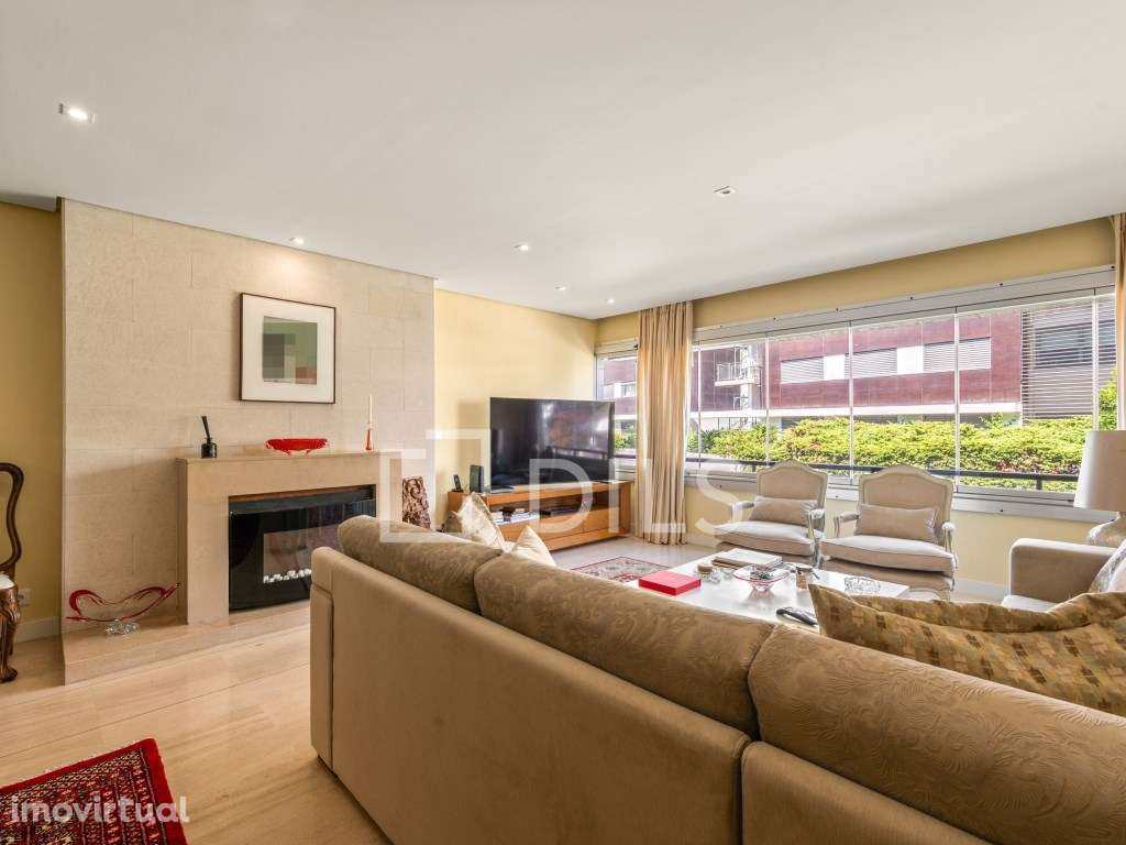Apartamento T3, com boas áreas, junto ao Casino Estoril - Grande imagem: 3/31
