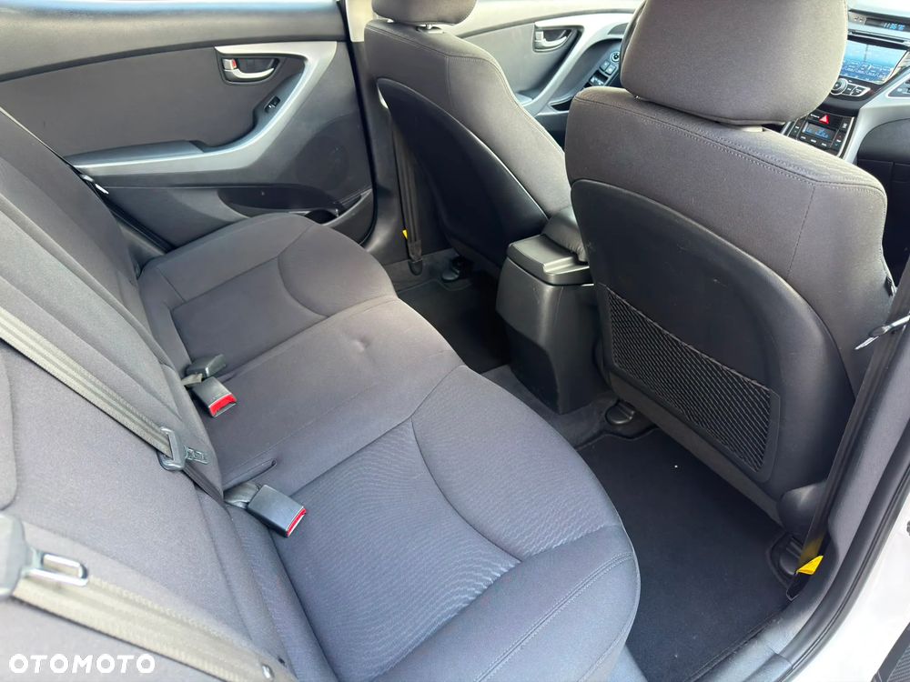 Hyundai Elantra 1.6 Comfort - 14