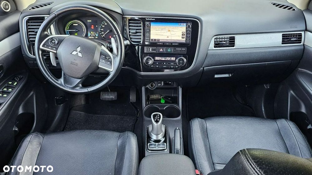 Mitsubishi Outlander Instyle NAVI + - 23