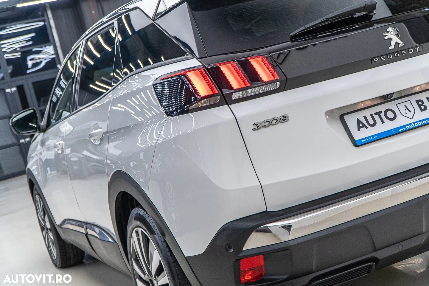 Peugeot 3008 1.2 PureTech S&S EAT8 Allure - 32