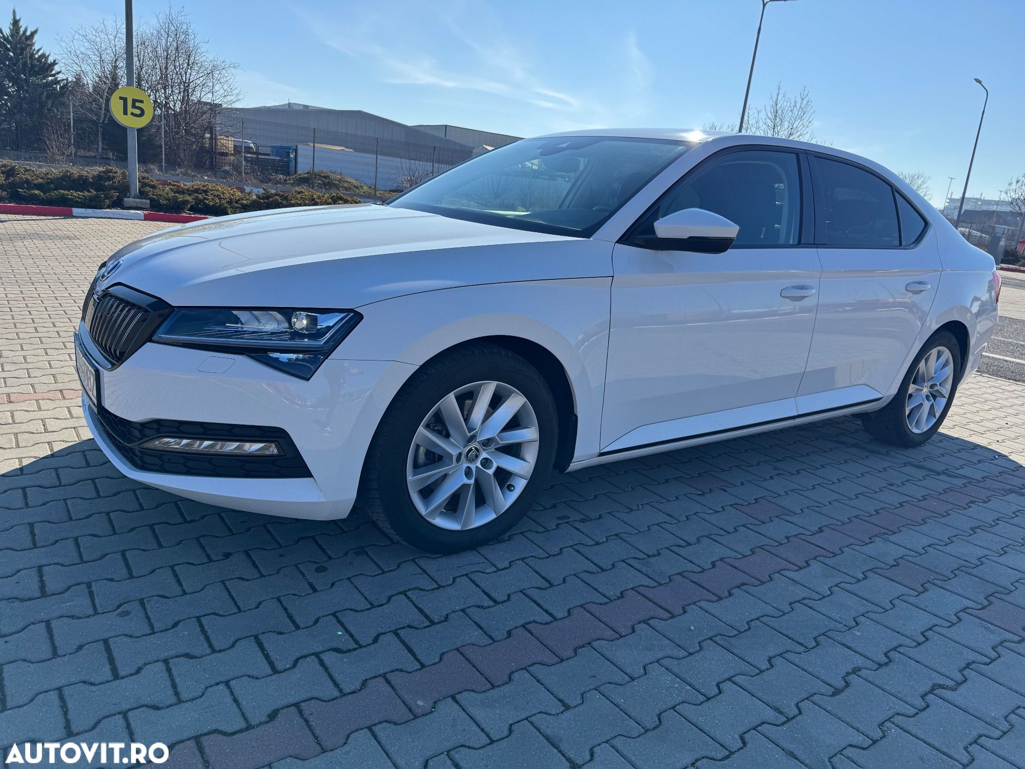 Skoda Superb 2.0 TDI DSG Ambition - 1