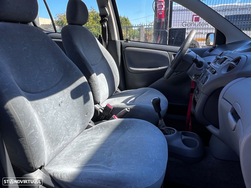 Toyota Yaris 1.0 Base C/Radio - 12