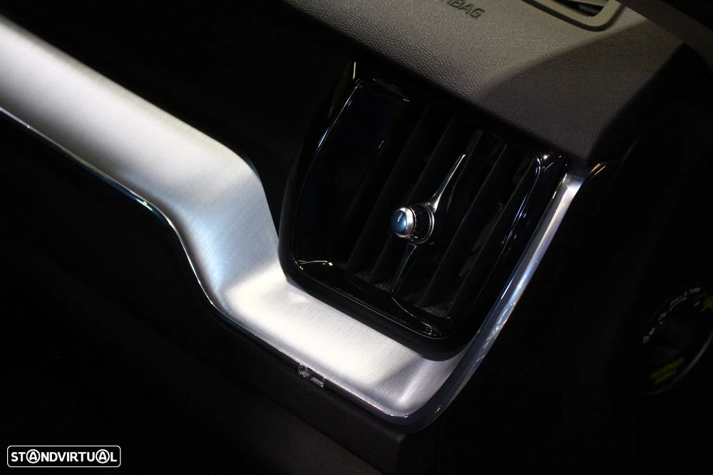 Volvo XC 60 2.0 B4 Momentum Plus Geartronic - 16