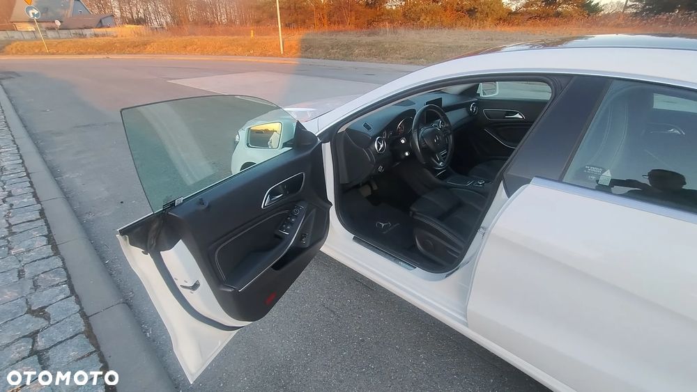 Mercedes-Benz CLA 200 7G-DCT Urban - 13