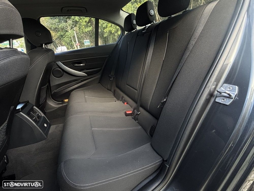 BMW 318 d Pack M - 12