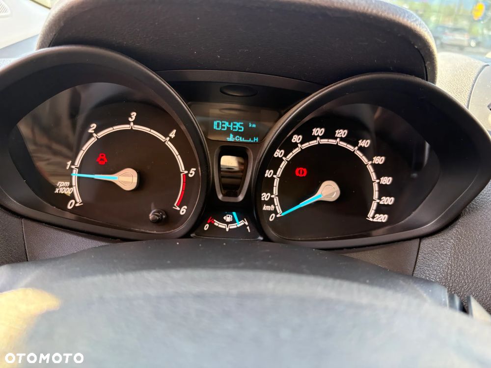 Ford Transit Courier - 12