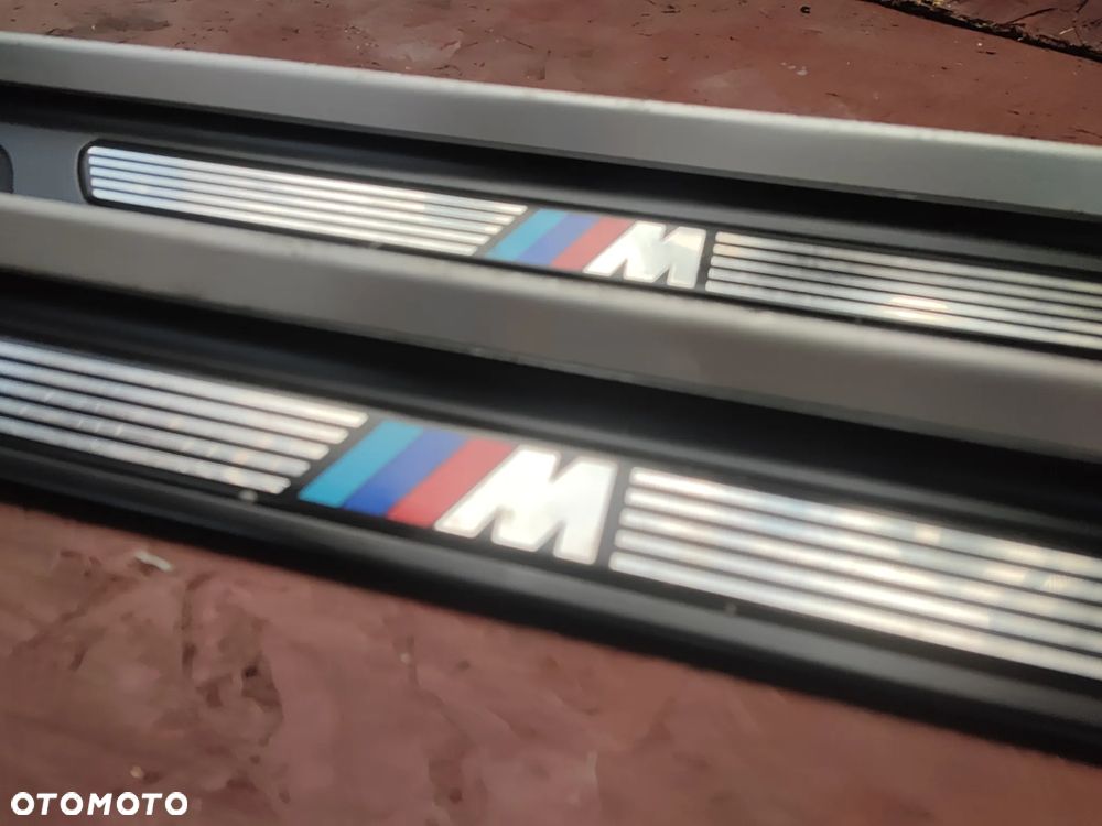 BMW E46 COUPE / CABRIO ORYGINALNE LISTWY OZDOBNE PORGÓW LEWA / PRAWA M-PAKIET W DOBRYM STANIE O NR. 51 47 7 891 929 / 51 47 7 891 930 OEM - 12