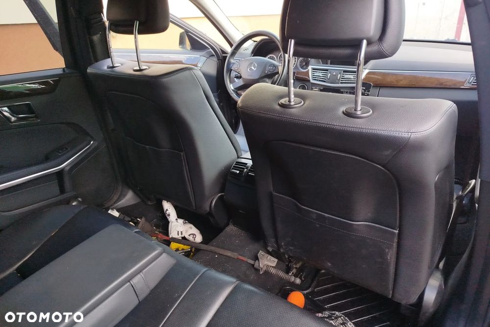 fotele przód + kanapa tył SKÓRA CZarna do MERCEDES w212 KOMBi 09- komplet z podłokietnikiem - 12