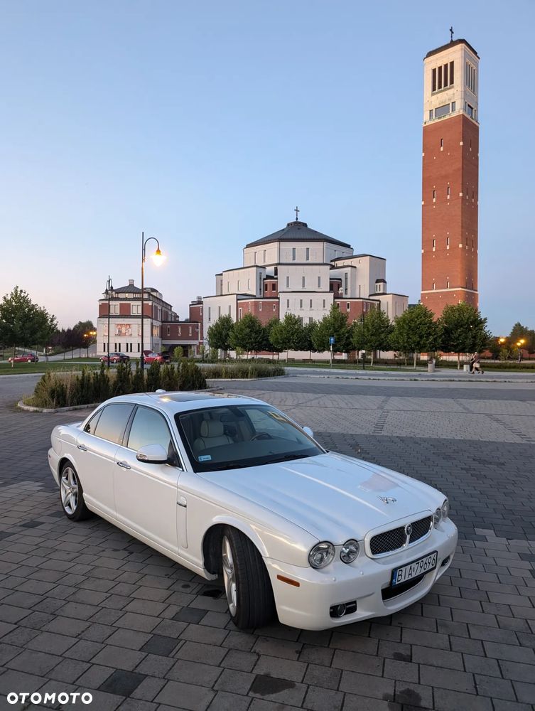 Jaguar XJ - 8