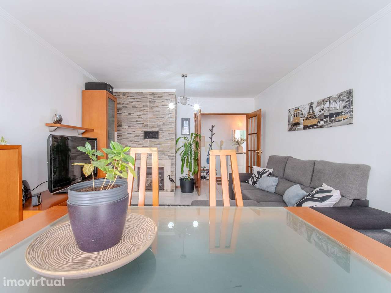 T2 Renovado com Varanda, Suite, Garagem e Arrumos | Rua Marquesa de Ca - Grande imagem: 3/28