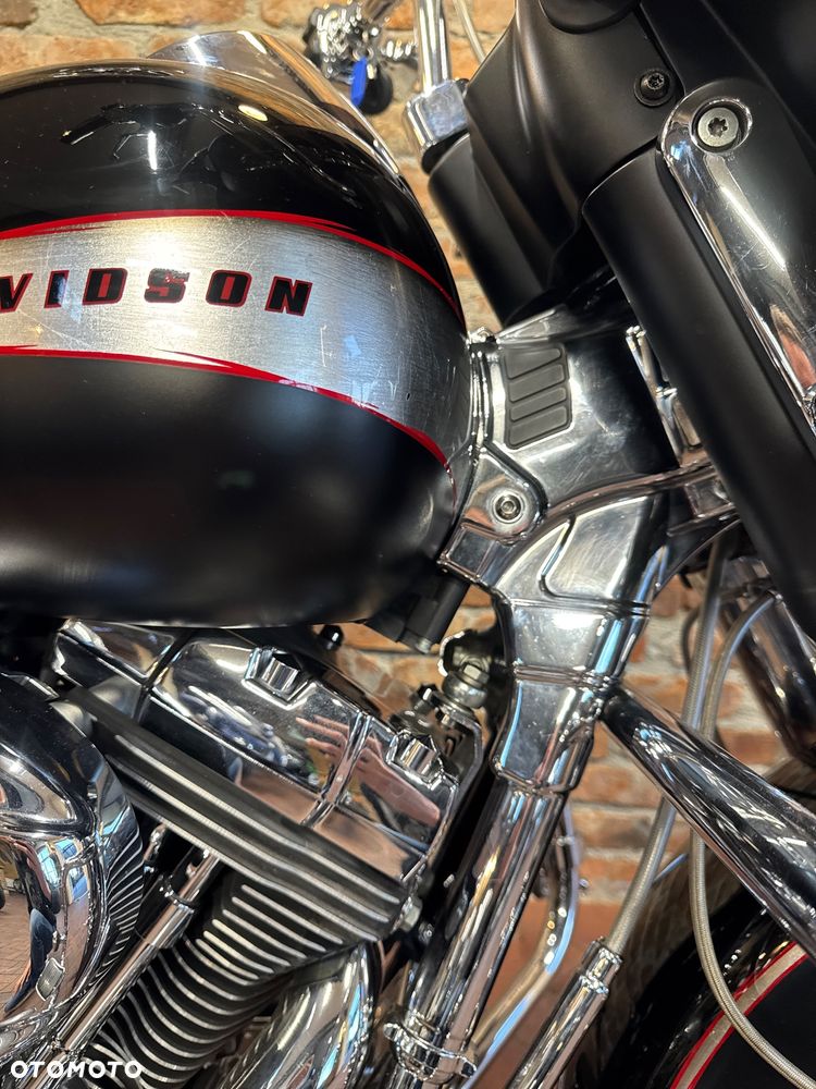 Harley-Davidson Touring Street Glide - 23