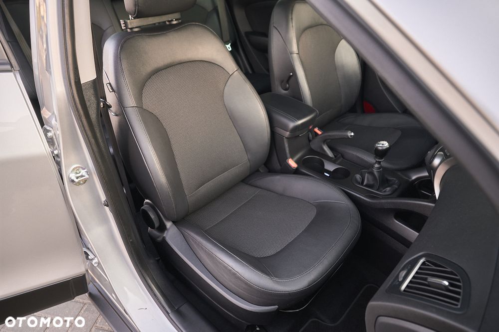 Hyundai ix35 1.7 CRDi 2WD blue Style - 38